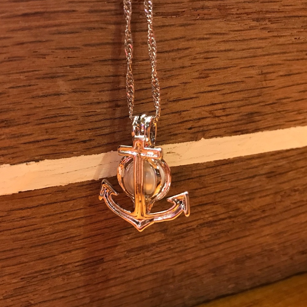 Pearl anchor necklace